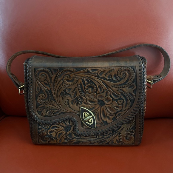 Vintage 1960’s hand tooled floral embossed leather purse. Brass Hardware. - Picture 3 of 12